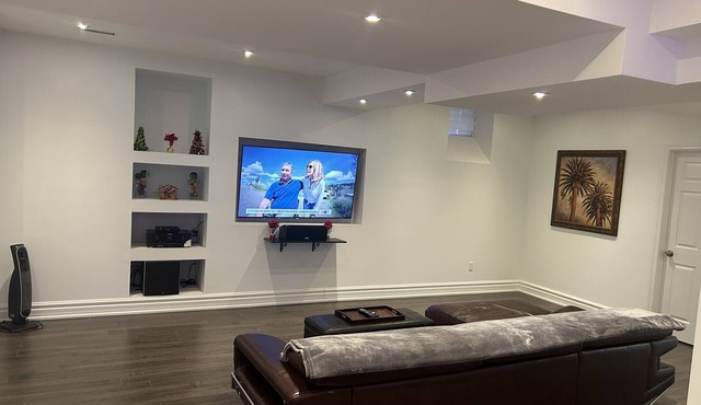 Charming Nest: Your Cozy Getaway, close to shopping mall and a nearby theatre!