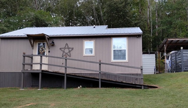 Charming NEW 2 BR Cottage, WiFi & Pet Friendly in Convenient Steele