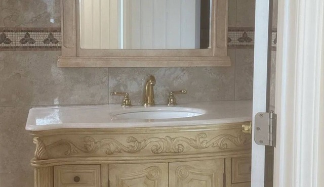 Charming new 2 story TH one bedroom 2 bathrooms very private has views fast WiFi