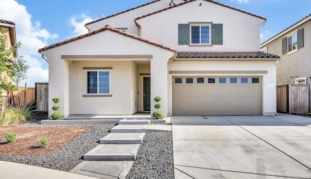 Charming, new 4-bedroom house in Roseville with WiFi and AC