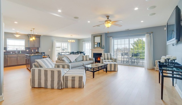 Charming New Buffalo Condo: Walk to Lake Michigan!