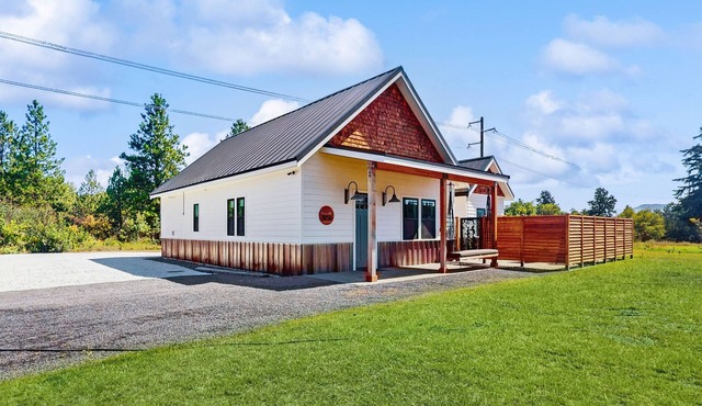 Charming new-build mountain retreat with panoramic views, gas fire table, trails