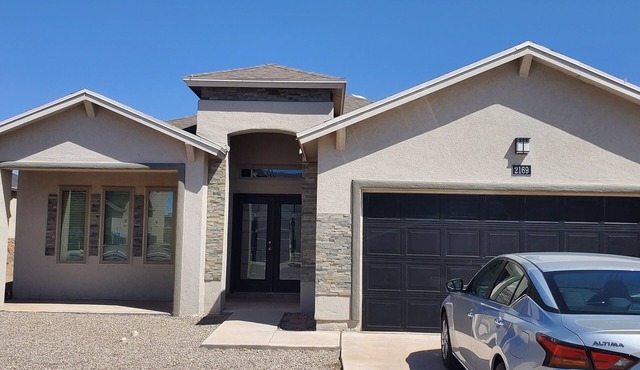 Charming new home with 3BR and 3 full bath near Eastlake/Socorro/Horizon area.