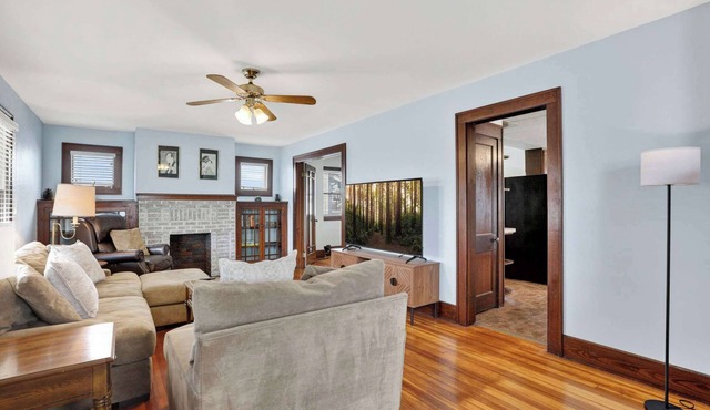 Charming Newark Home|King Bed+Theater room