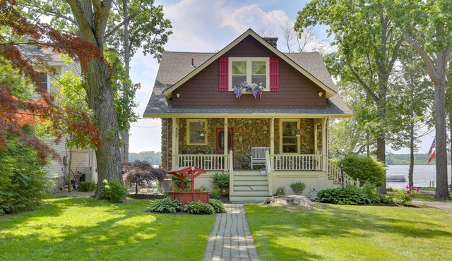 Charming Newburgh Home: Waterfront on Orange Lake!