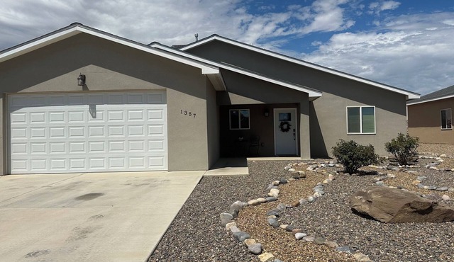 Charming newer 3-bedroom house in Farmington with Refrigerated AC, WiFi