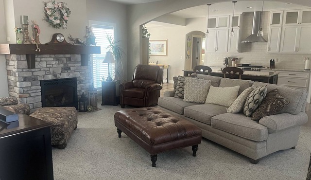 Charming newer 3-bedroom house in Greenville; 2.5 mi from Appleton airport