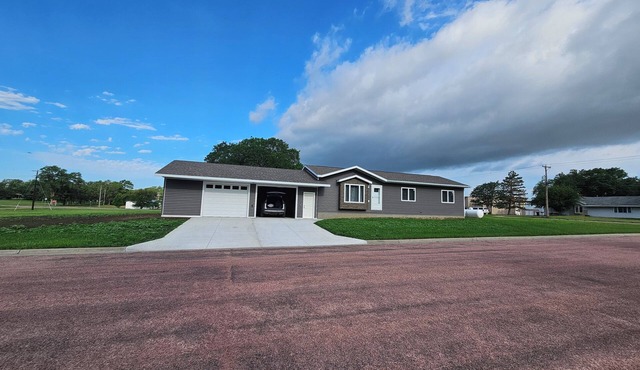 Charming newly built, 3-bedroom house in Wagner with AC