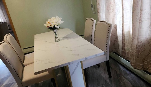 Charming Newly Furnished 2-Bedroom Apartment in Manchester