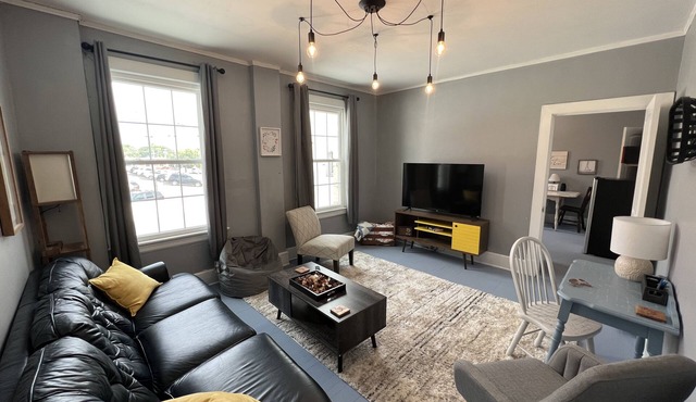 Charming newly remodeled 1890’s, 3bd, 1Ba Downtown Bedford Loft
