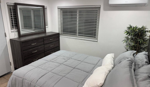Charming newly remodeled room in Sylmar with WiFi, AC, private entrance.