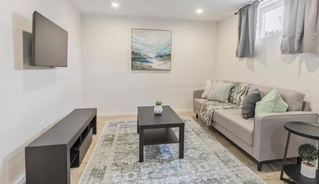 Charming Newly Reno'd 2-bedroom lower level bungalow in Hamilton with AC