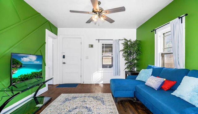 Charming newly Renovated, Pet friendly, Wi-Fi, close to Union Station/Plaza area