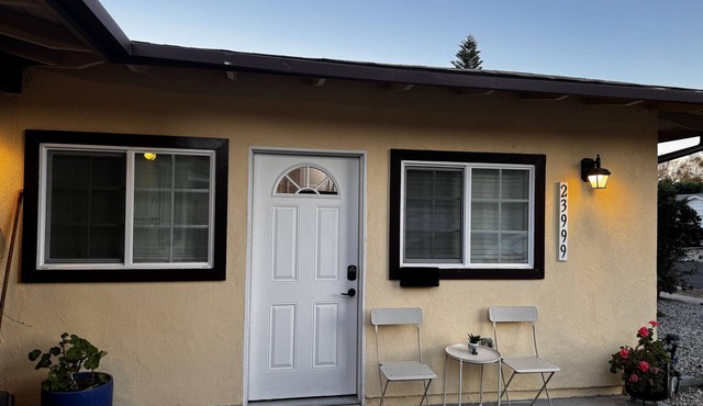 Charming Newly Renovated Modern Studio w/Private Entrance and Prime Location