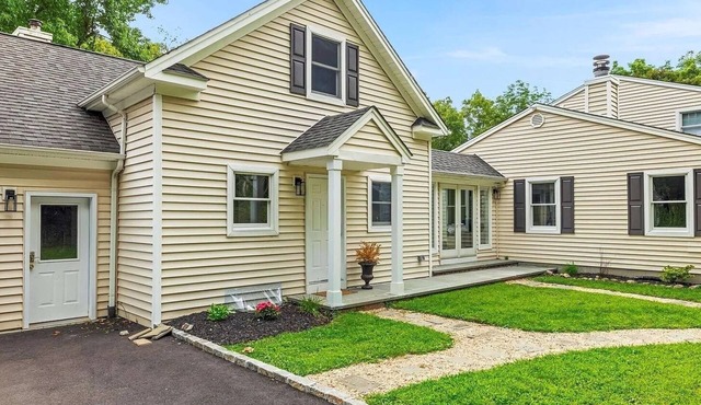 Charming newly renovated 2-bedroom cottage with WiFi, AC,Parking spot Huntington