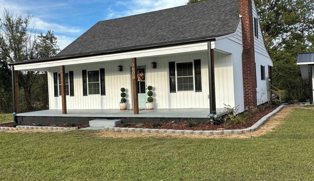 Charming newly-renovated 3-bedroom cottage in the Heart of the Yadkin Valley!