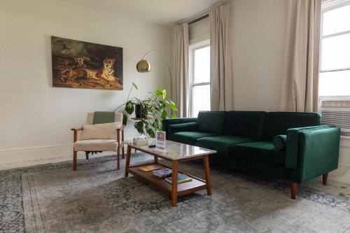 Charming & Newly Renovated 2BR in St Albans