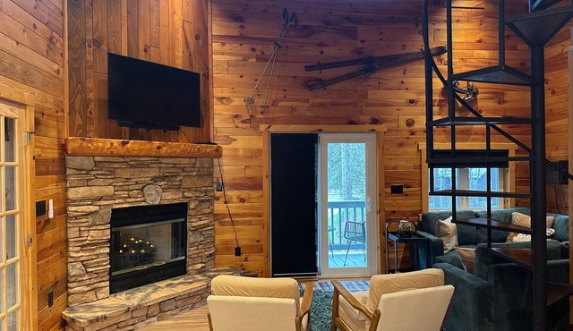 Charming, NEWLY Renovated, 3 Bedroom Cabin by the Creek, Minutes from 7 Springs