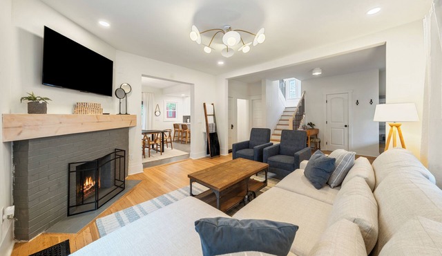 Charming, Newly Renovated Home, Walk to Downtown Delaware