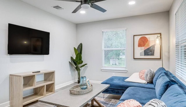 Charming, Newly Renovated 3-bedroom house minutes away from Downtown Brenham