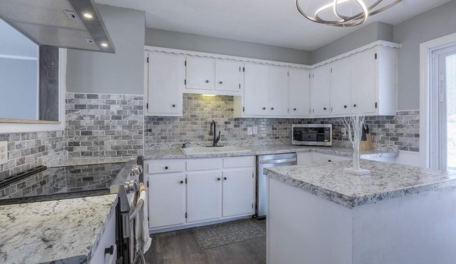 Charming Newly Renovated 3 bedroom Home- close to Major Kansas City attractions