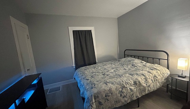 Charming newly renovated midterm rental available!