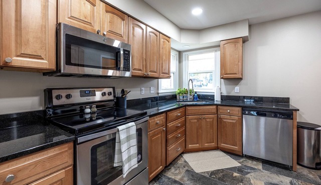 Charming Newly Renovated 3BR retreat – West Des Moines comfort!