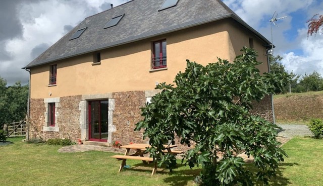 Charming Normandy Cottage with Private Garden, Pets Welcome