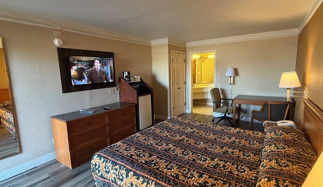 Charming Non-Smoking King Bedroom in Lovely Houston with AC