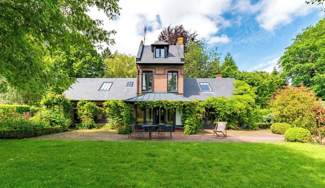Charming Normandy cottage with large garden, sheltered from the wind and 10' from the sea