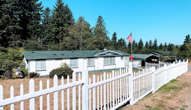Charming Northwest home w/a full kitchen, private back yard - near Lake Tapps