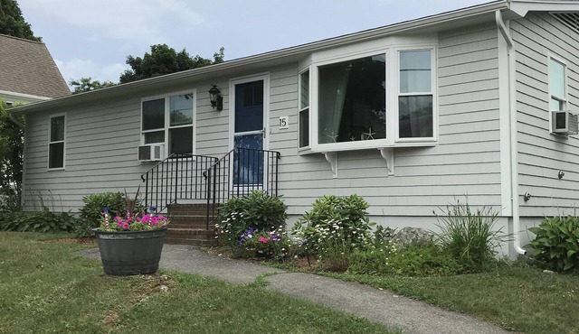 Charming Nubble Cottage, Minutes to Beaches on a Family Street w/Fire Pit