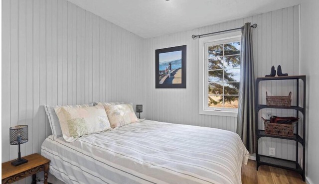 Charming Oceanview Farmhouse Close to Canoe Cove Beach & Victoria-by-the-Sea