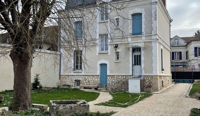Charming outbuilding at the gateway to Joigny and Chablis wines