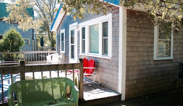 Charming Oak Bluffs Cottage: Prime Location, Stylish Comfort & Serene Privacy