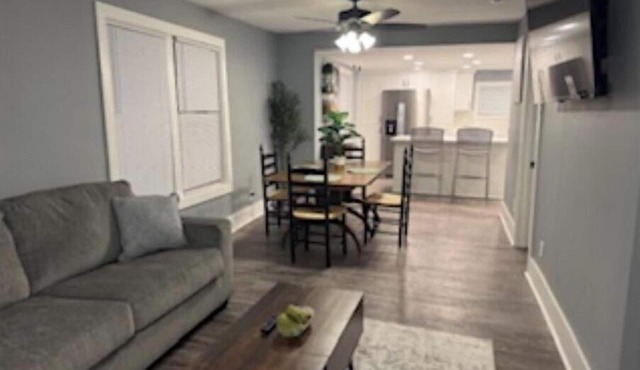 Charming Oasis 2-bedroom house with AC, WiFi in small town Taylorville