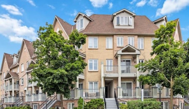 Charming Oasis In Richmond Hill