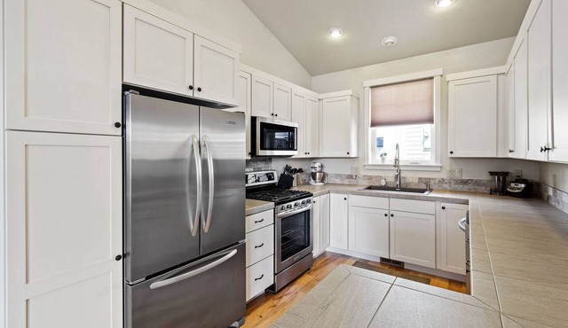 Charming Oasis in SE Bend