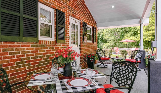 Charming Oasis w/Alfresco Dining, 3 Smart TVs, Gas Grill & Gym
