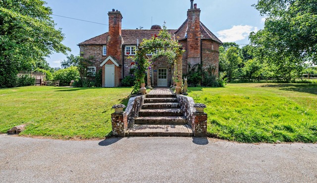 Charming Oast House, Nestled In Picturesque Countryside, Sleeps Max 12