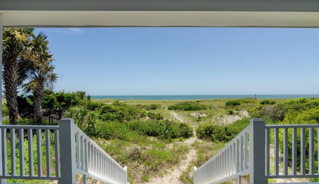 Charming Oceanfront Cottage on South End