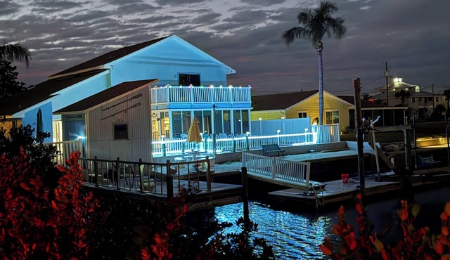 Charming Ocean Front 3-bedroom and 4 Bath with WiFi and AC in Hernando Beach