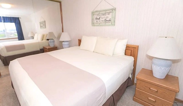 Charming Ocean View Retreat with Full Kitchen, Dry Sauna and Outdoor Pool