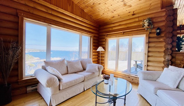 Charming ocean view cottage In Terrace Bay