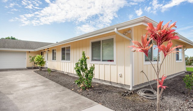 Charming ocean-view home with large lanai, washer/dryer, & grill - snowbirds OK