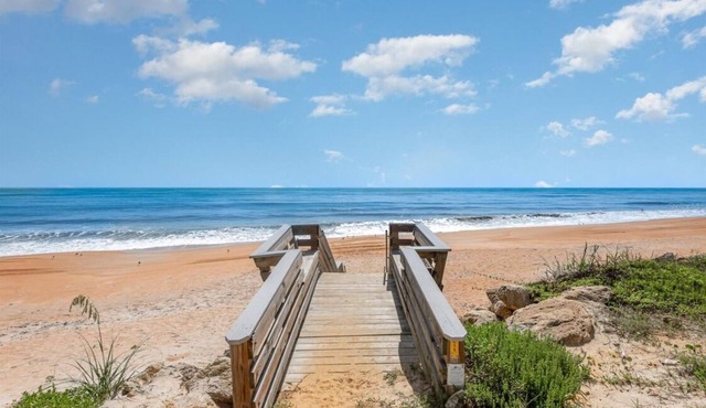 Charming Oceanfront 2-Bedroom Condo in Superb Ormond/Daytona Beach with AC, WiFi