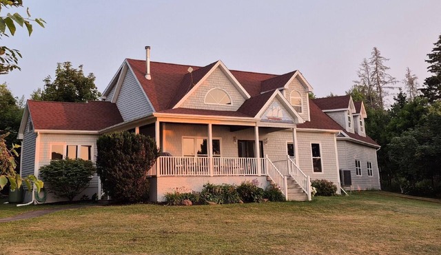 Charming Oceanfront 4 br with Private Beach Access. Pet-Friendly!