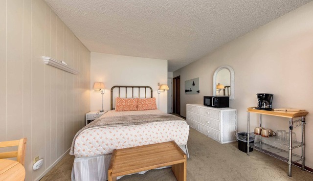 Charming oceanfront studio with easy beach access and stunning ocean views