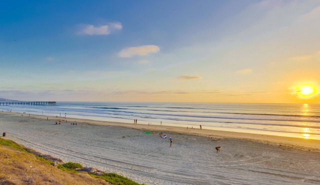 Charming Oceanfront view condo, pool, and parking