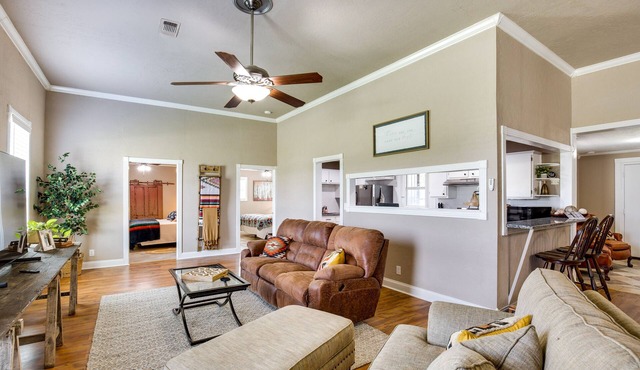 Charming Oklahoma Escape Near Beaches & Golfing!